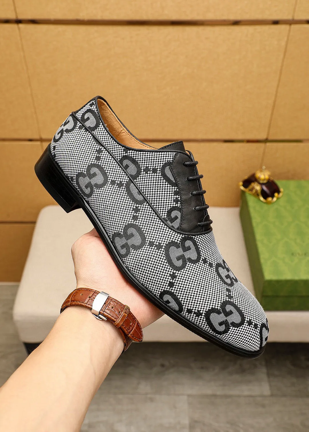 Men's shoes 💰460 💐 Product trademark: GUCCI "Gucci" business leather shoes Regular size: 38-44 (45.46.47🉑️customized) Product materials: Selected imported first-layer fabric upper, imported cowhide leather lining. Strong three-dimensional visual effect, combined outsole Color: 2⃣️colors available